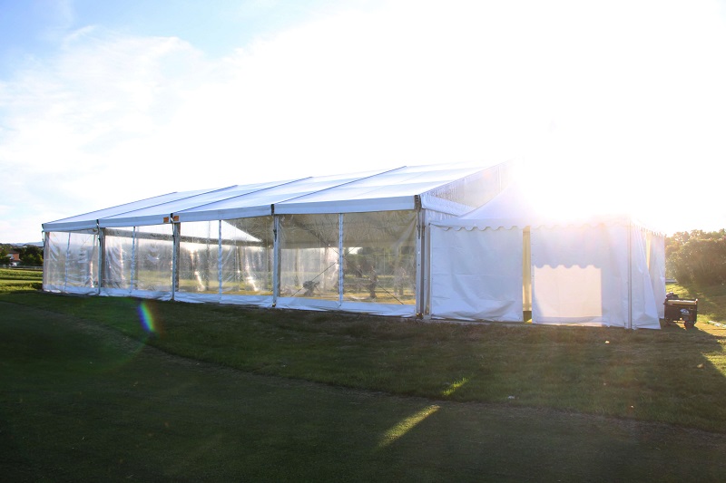 Location et installation d'une grande tente pour une réception